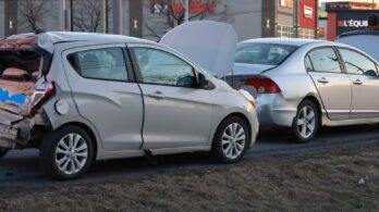 Un poids lourd emboutit trois véhicules sur Mgr-Langlois