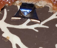 Une lame de métal dans sa pâtisserie