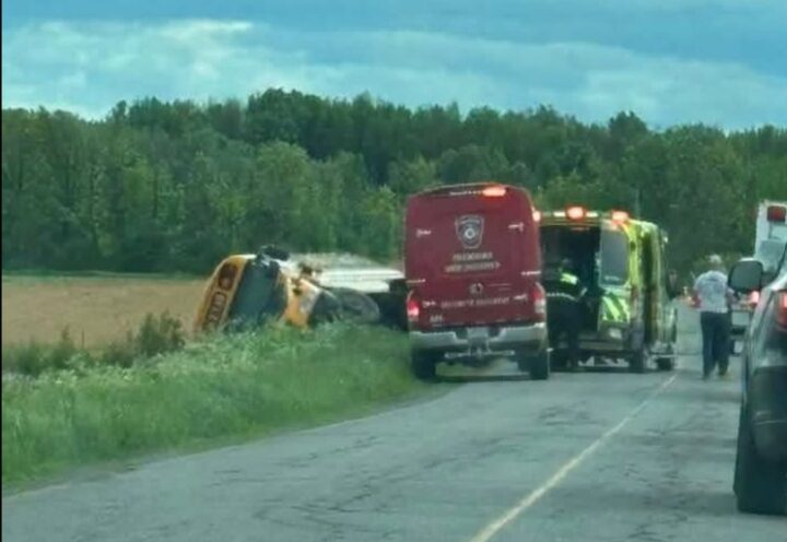 Un bus et ses élèves dans le fossé à Saint-Anicet