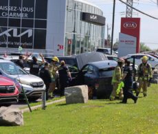 Une automobile se fracasse sur un rocher sur le boulevard Monseigneur Langlois