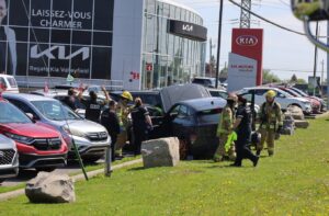 Une automobile se fracasse sur un rocher sur le boulevard Monseigneur Langlois