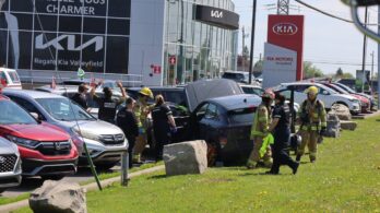 Une automobile se fracasse sur un rocher sur le boulevard Monseigneur Langlois