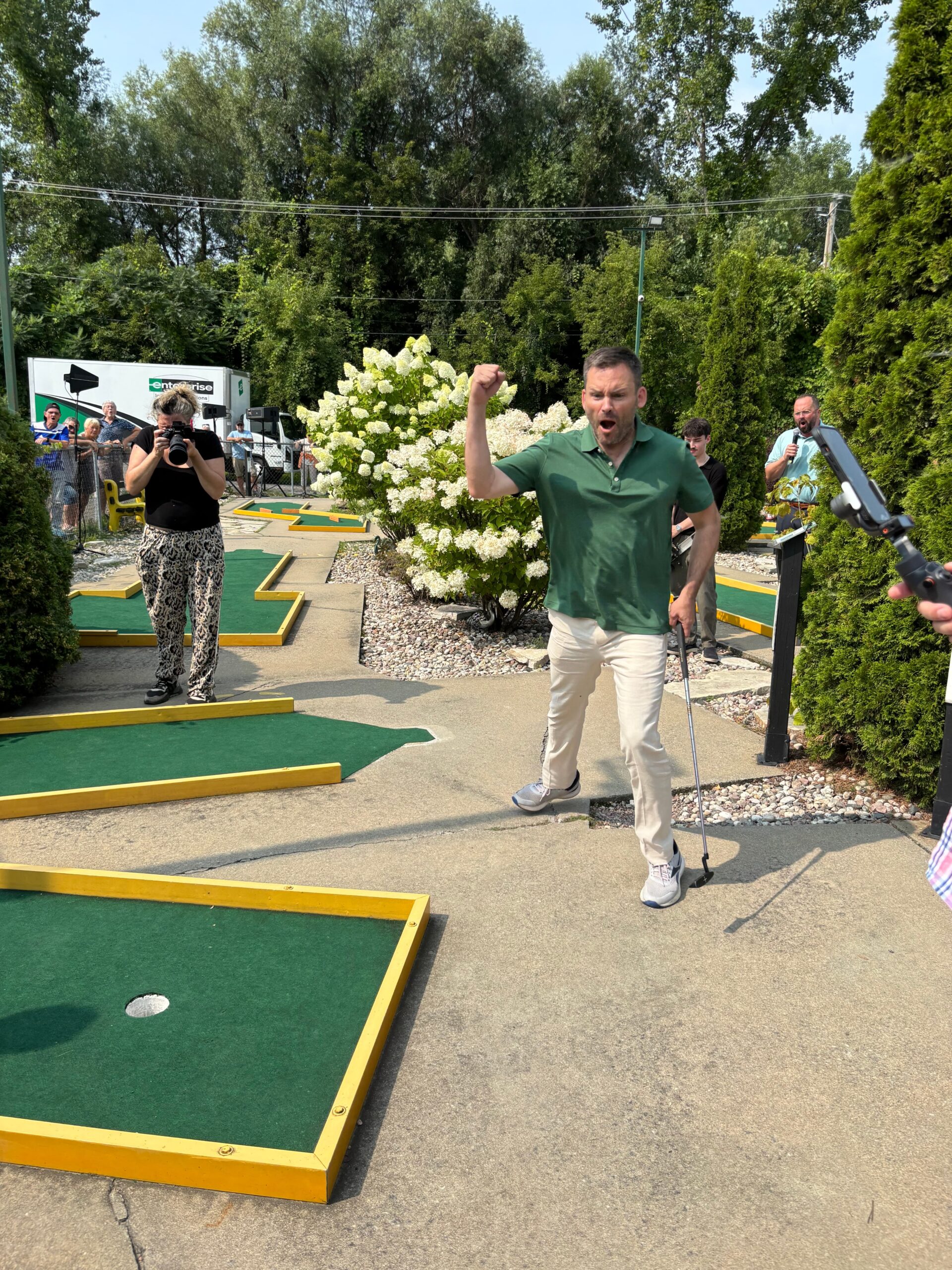PSPP au mini-putt dans une promo tournée à Valleyfield
