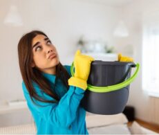 Quels sont les signes d’une fuite d’eau cachée derrière un mur ou sous un plancher?