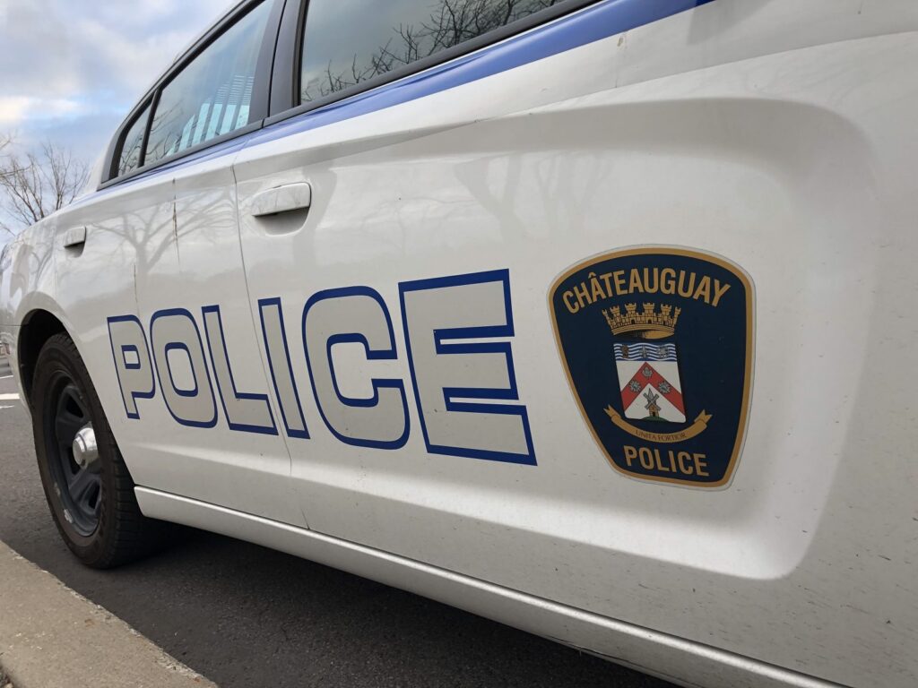Beauharnois : un véhicule tombe dans le trou d’un chantier