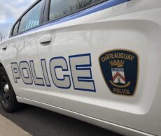 Beauharnois : un véhicule tombe dans le trou d’un chantier
