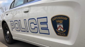 Beauharnois : un véhicule tombe dans le trou d’un chantier