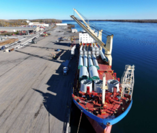 Des éoliennes en transit au port de Valleyfield