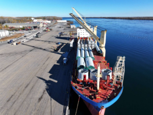 Des éoliennes en transit au port de Valleyfield