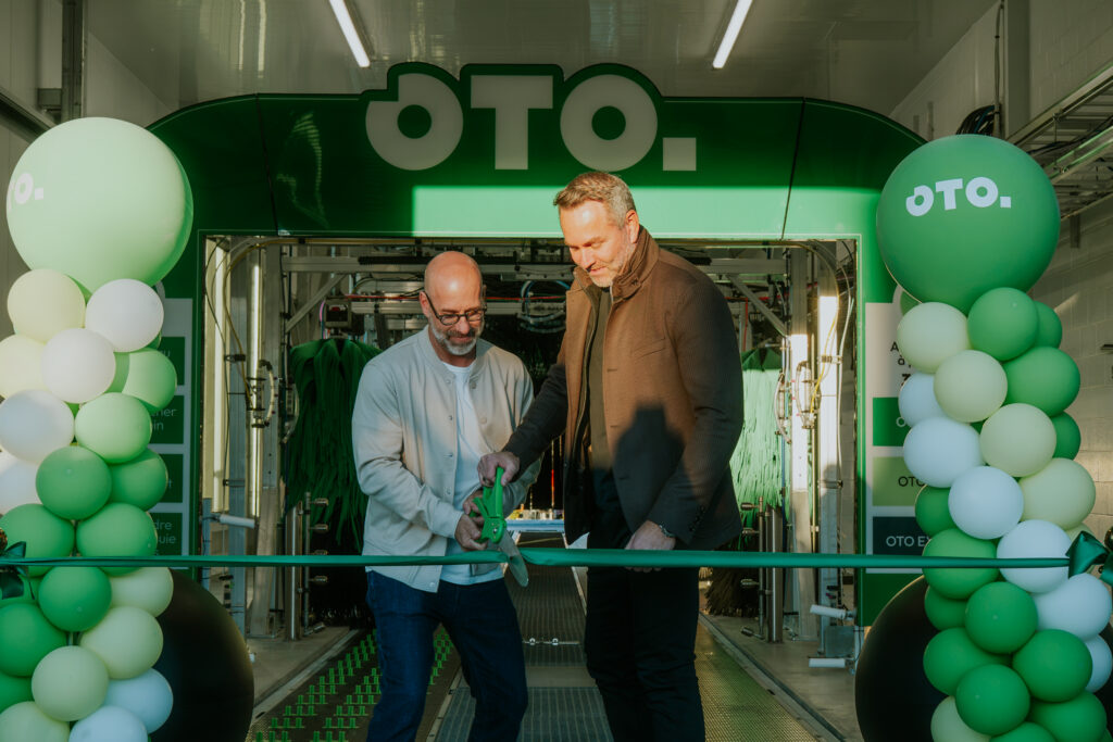 Coupe de ruban à l’inauguration du lave-auto OTO à Valleyfield