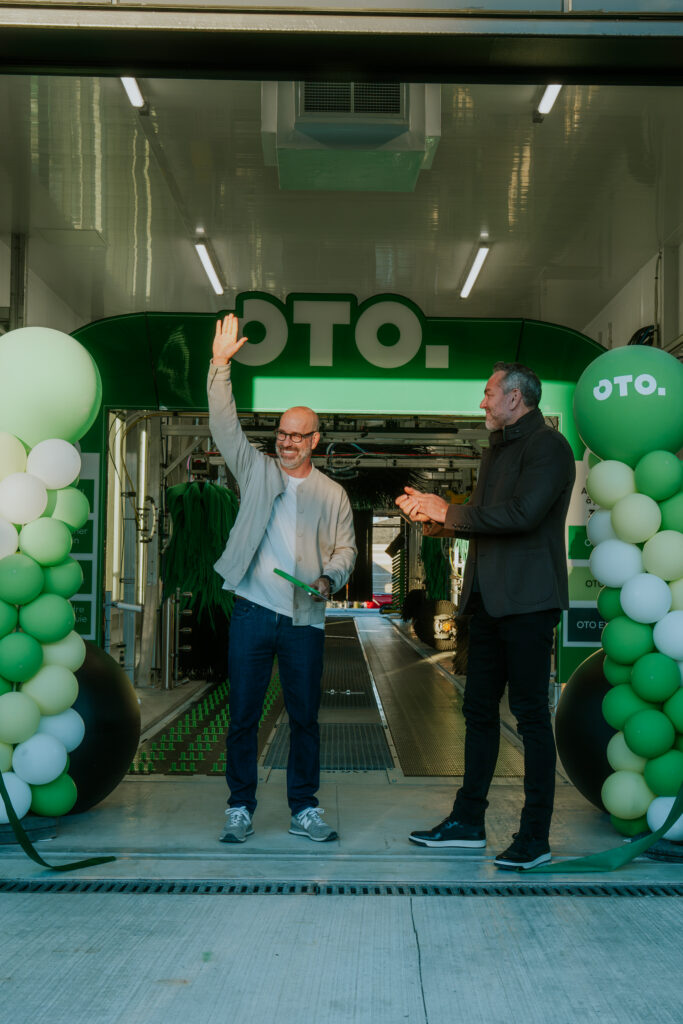 Coupe de ruban à l’inauguration du lave-auto OTO à Valleyfield