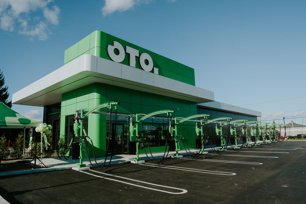 Façade du lave-auto OTO sur le boulevard Monseigneur-Langlois à Salaberry-de-Valleyfield